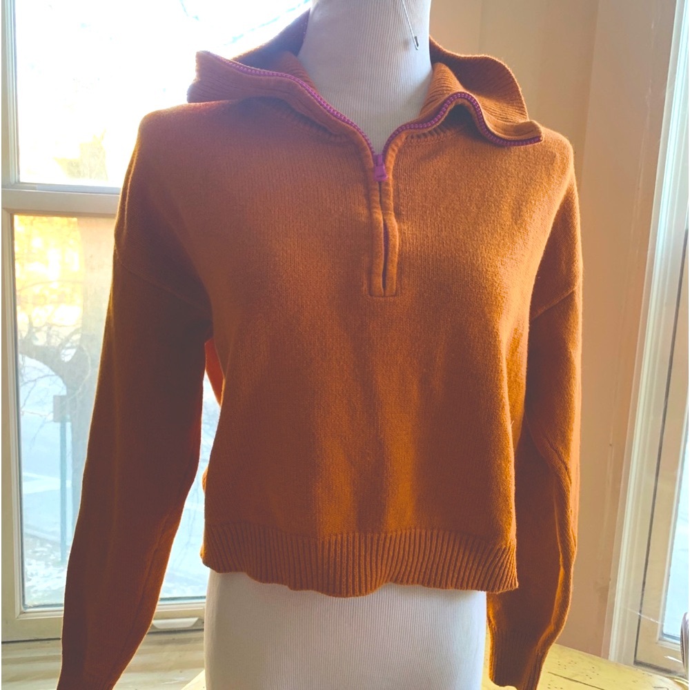 Melrose & Market crop top sweater burnt orange w purple zipper M